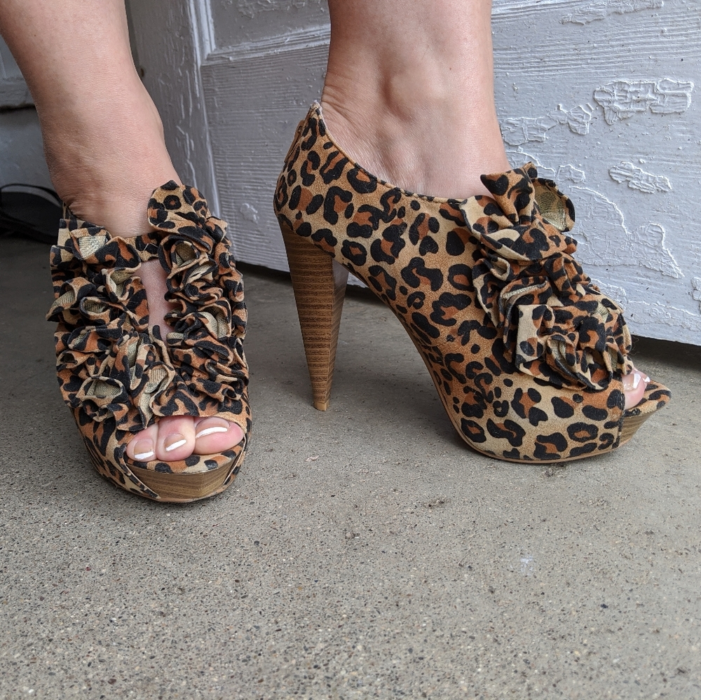Cheetah Booties w/ Ruffles - Picture 1 of 5